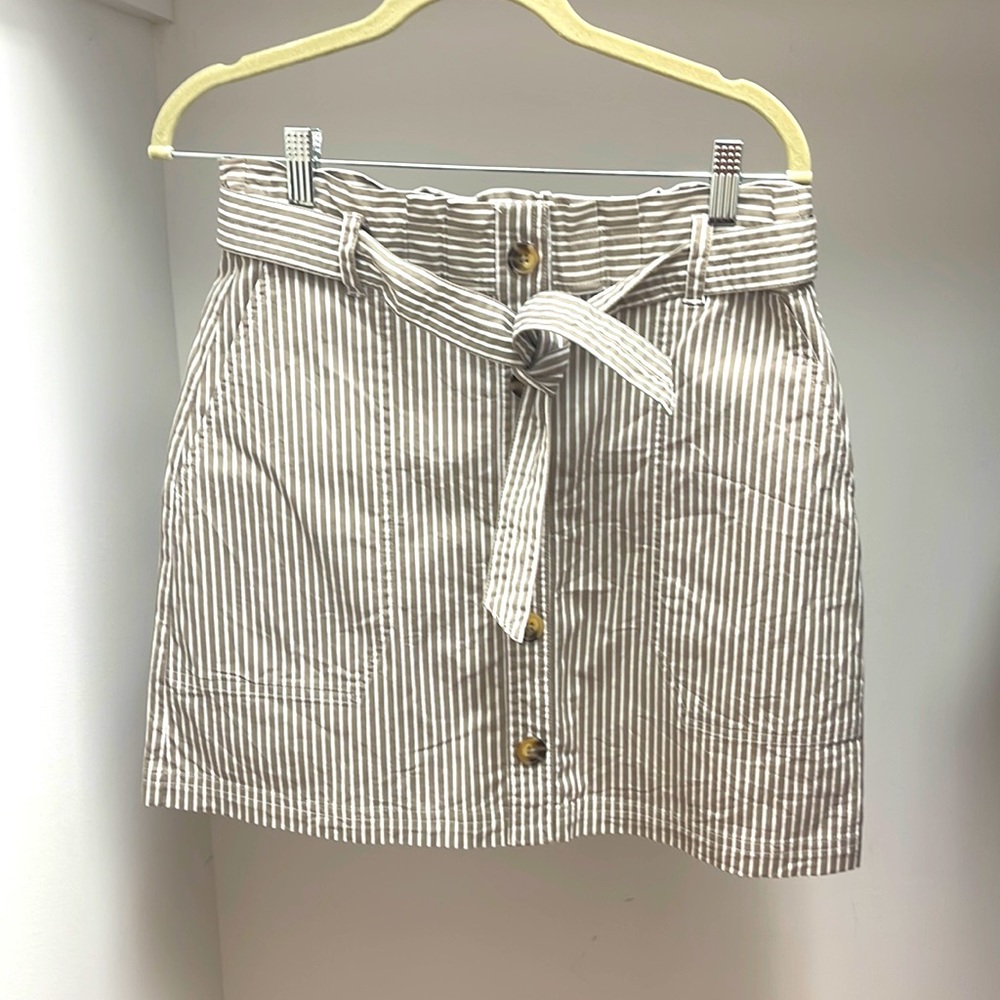 Abercrombie khaki and white seersucker skirt with tie size small